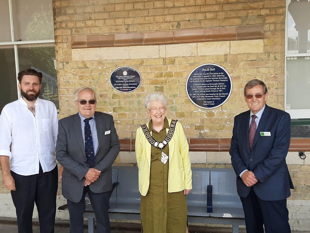 Mayor unveils Bat & Ball plaque