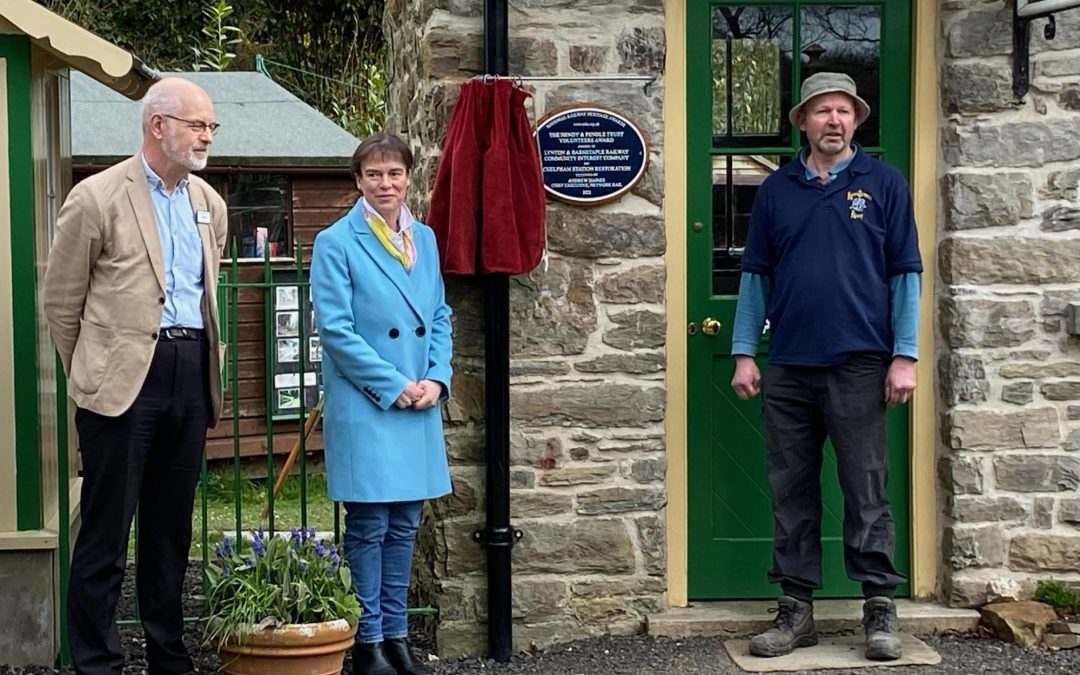 MP unveils Chelfham plaque
